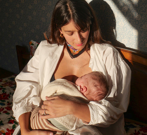 1er mois post partum maman qui nourrit son bébé - Mustela France - 1