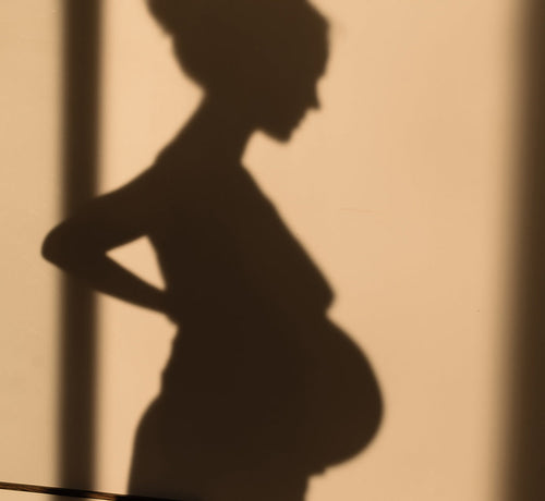 Femme à son 8ème mois de grossesse - Mustela France - 1