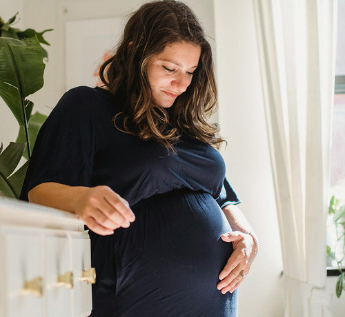Femme à son 9ème mois de grossesse - Mustela France - 1
