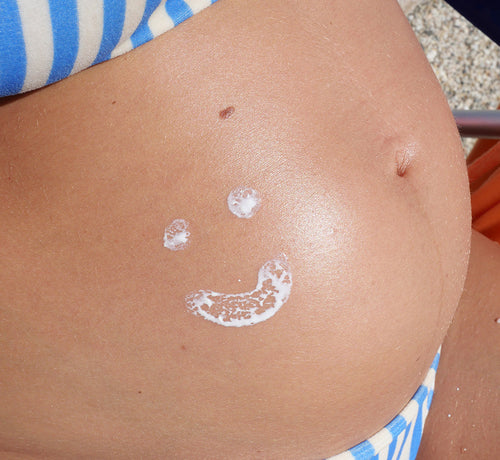 ventre de femme enceinte avec crème - Mustela France - 1