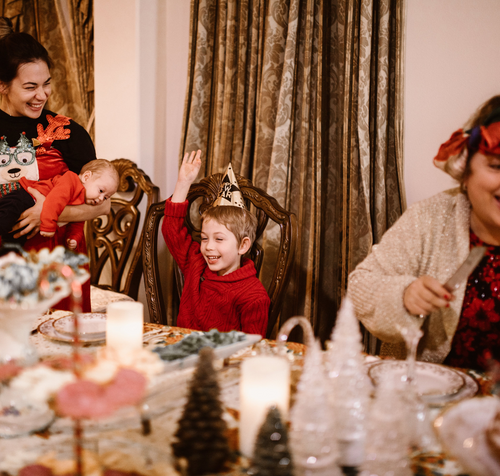 Une famille qui fête Noël à table, de RDNE Stock Project, Pexels - Mustela France - 1