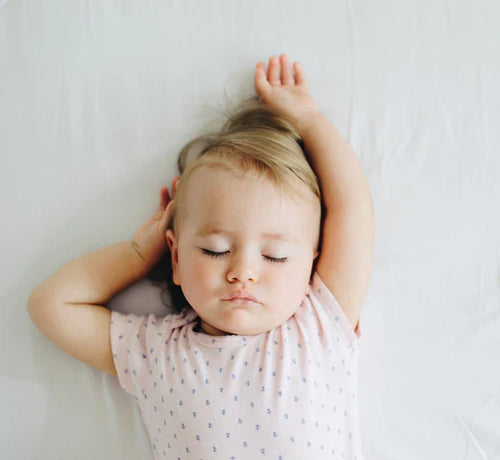 Faire dormir bébé quand il fait chaud - Mustela France - 1