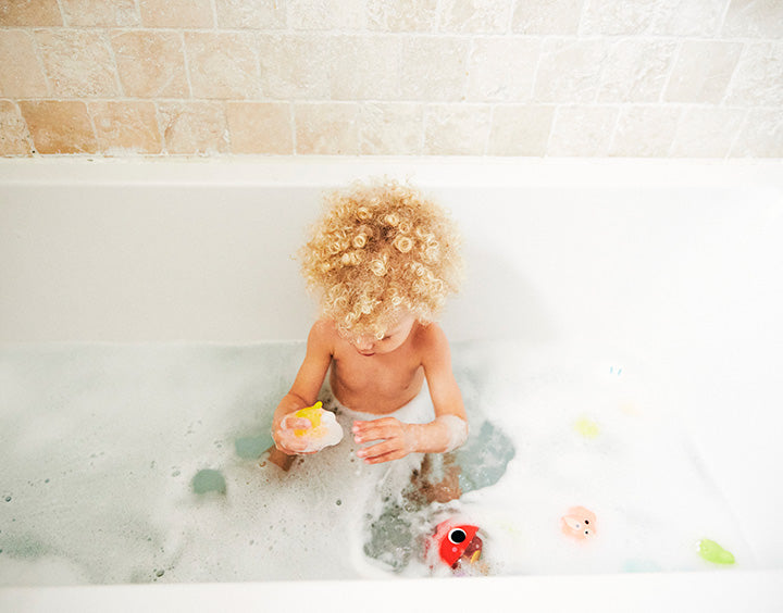 Toilette et bain bébé et enfant
