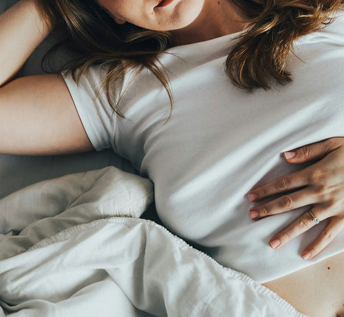 Femme à son premier mois de grossesse - Mustela France - 1