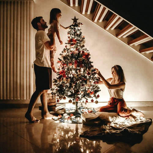 famille autour d'un sapin - Mustela France - 1