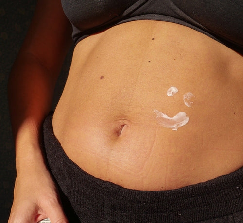 Femme enceinte avec symptômes de grossesse - Mustela France - 1