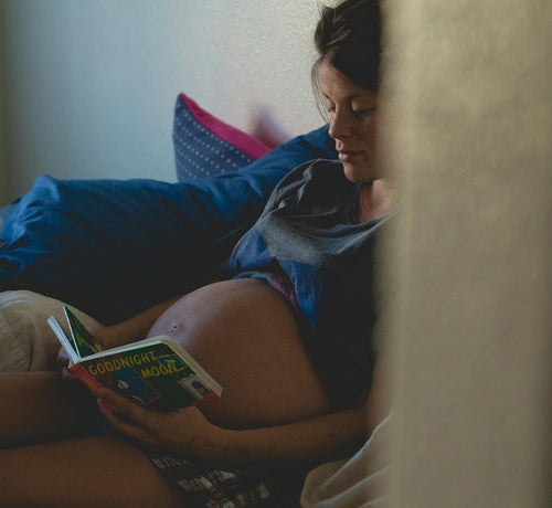 Femme à son 7ème mois de grossesse - Mustela France - 1