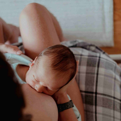 Mère qui allaite un nouveau né - Mustela France - 1