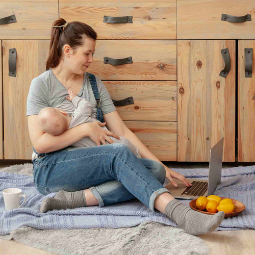 Mère qui allaite un nouveau né - Mustela France - 1