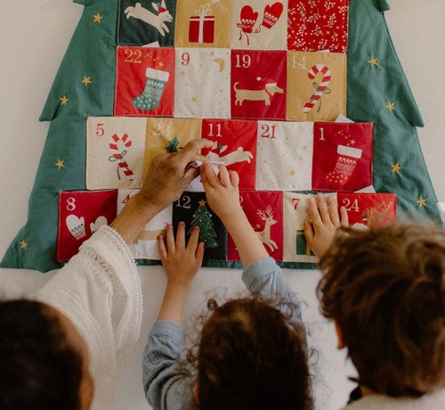 enfants qui découvrent le calendrier de Noël - Mustela France - 1