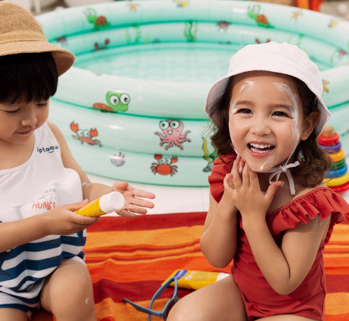 enfants jouent à la plage - Mustela France - 1