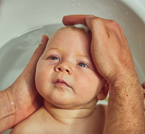 Bébé qui prend un bain - Mustela France - 1
