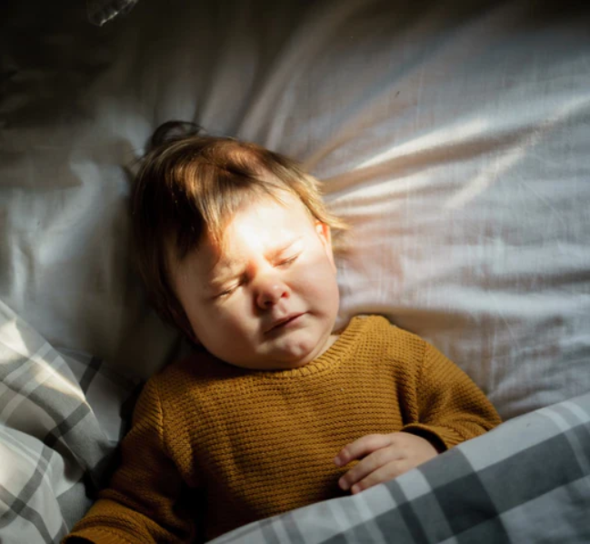 Bébé dort mal à cause de l'eczéma atopique : que faire ?