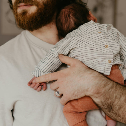 père qui porte son bébé - Mustela France - 1