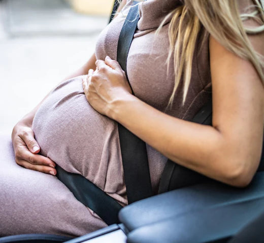 Mal de dos enceinte : 5 astuces pour réussir à dormir en train ou en voiture