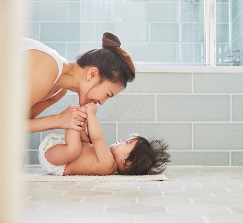 moment de partage dans la salle de bain entre une maman et son enfant - Mustela France - 1