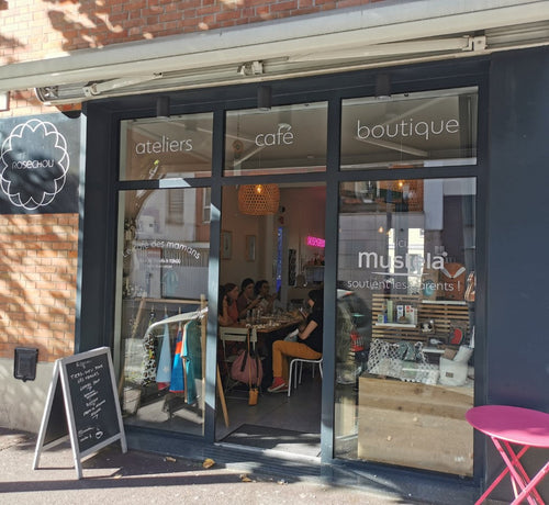 rosechou et mustela accompagnent les parents - Mustela France - 1