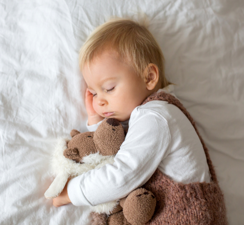 bébé qui dort avec une peluche - Mustela France - 1