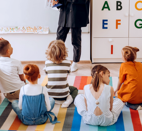 des enfants en classe - Mustela France - 1