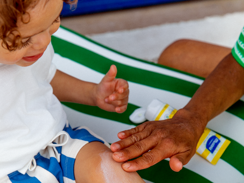 lait solaire application famille - Mustela France - 6