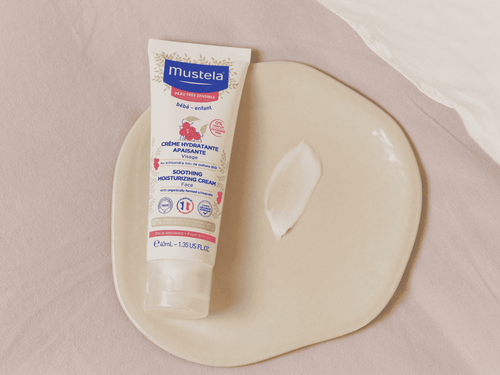 crème hydratante apaisante sur une assiette - Mustela France - 4