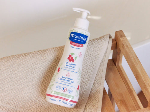 gel lavant apaisant sur une serviette - Mustela France - 4